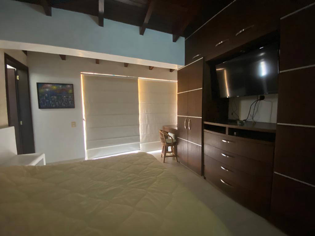 Будинок, 1076 м², 180 000$ — FAKTOR